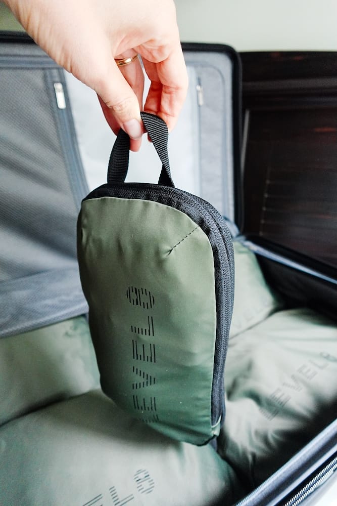 One of the six Level8 compression packing cubes set.