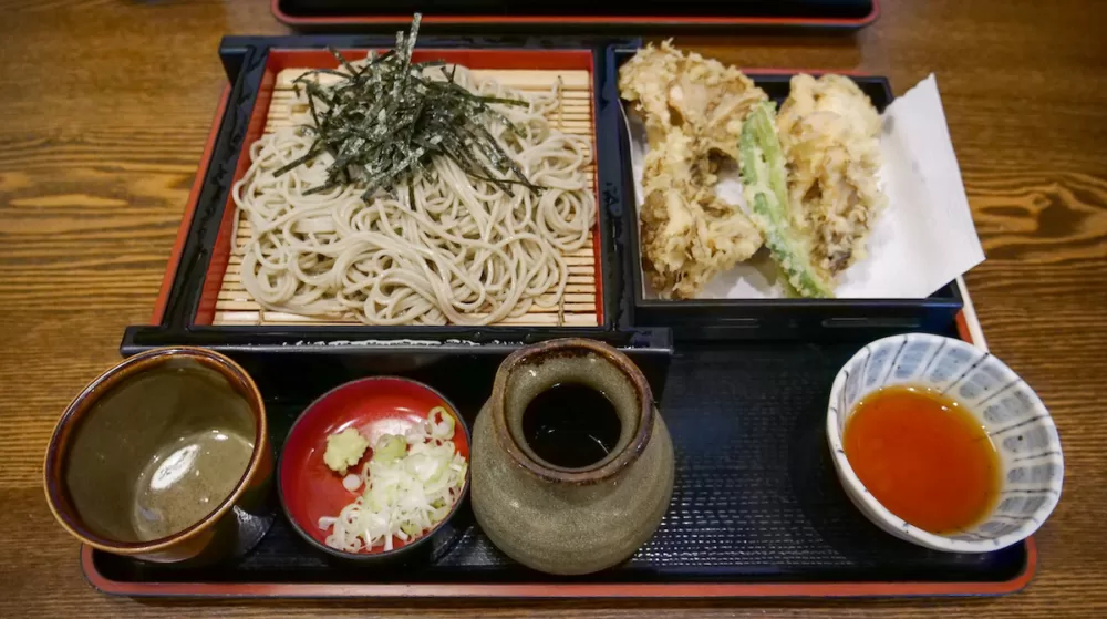 Soba noodles lunch set with tempura, a popular dish in Niigata Prefecture 