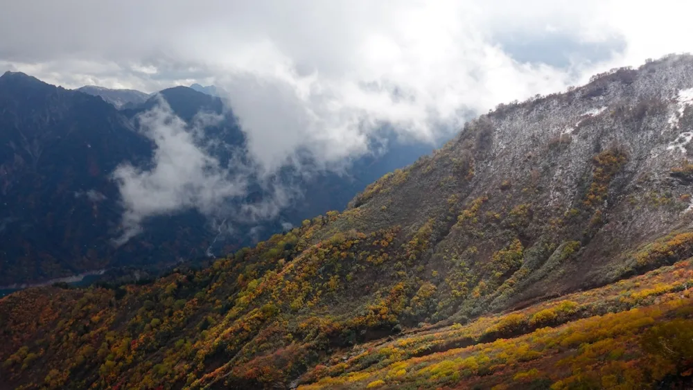 Mountain views, autumn colours and misty clouds in the Japan Alps 