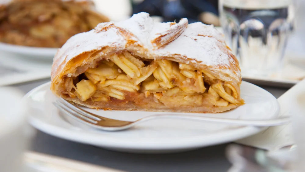 Vienna food tour to try Austrian apple strudel
