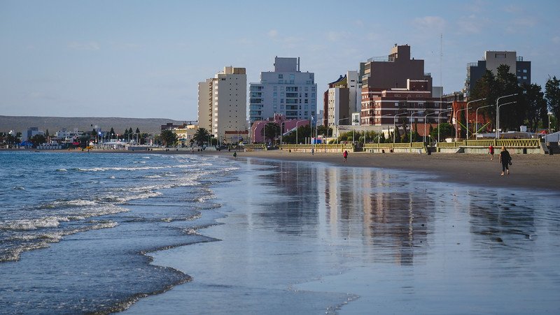 Beachfront hotels in Puerto Madryn, Patagonia, Argentina, overlooking the calm waters of Golfo Nuevo. This view shows the city’s prime location for travelers seeking accommodation with easy access to Peninsula Valdes day trips