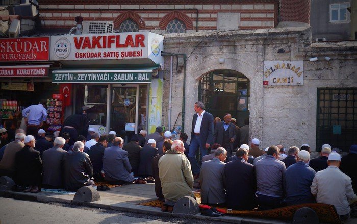 Worshippers gathered for communal prayer outside Selmanağa Camii in Istanbul, Turkey, capturing a moment of daily spiritual life in the bustling district of Üsküdar