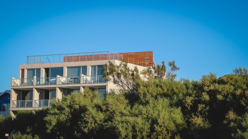 Modern eco-friendly hotel in Puerto Pirámides, Península Valdés, Argentina, with floor-to-ceiling windows and private balconies overlooking the Patagonian coast. This scenic base is ideal for wildlife excursions to Punta Norte and Estancia San Lorenzo