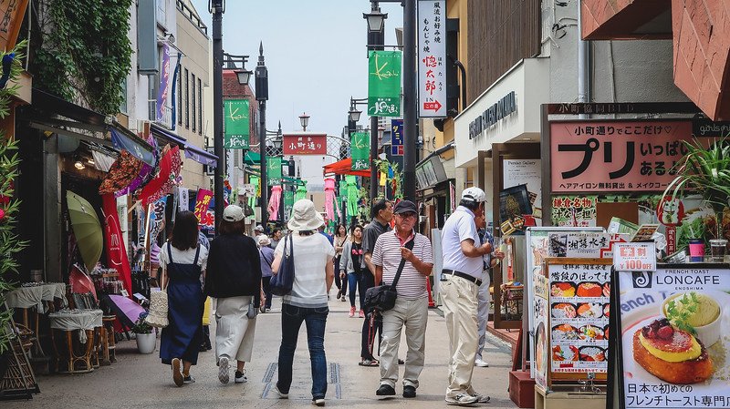 Going in search of street food on our Kamakura day trip along a busy pedestrian street in Japan Going in search of street food on our Kamakura day trip along a busy pedestrian street in Japan
