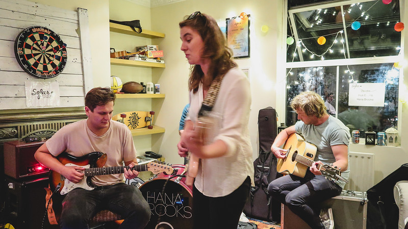 Hana Brooks at Sofar Sounds in London doing artistic jams and entertaining everybody watching in the intimate setting 