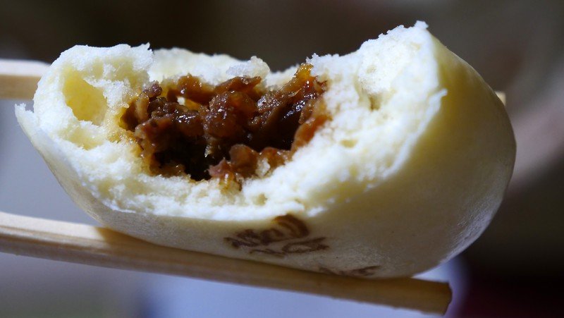 Hida beef bun is a must try street food in Takayama, Japan with its sweet and savoury irresistible combination for foodies