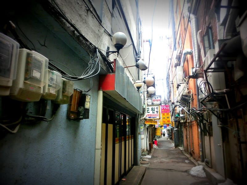 Insadong back alleys where you can find traditional Korean tea houses in Seoul, Korea 