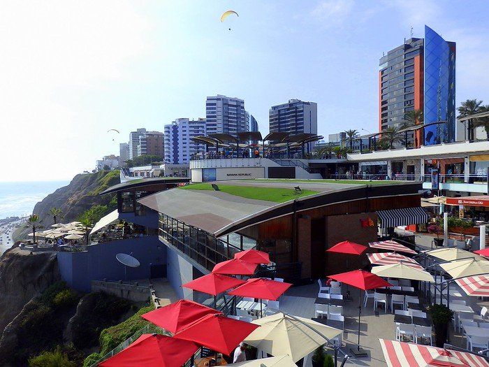 Larcomar Shopping Centre in Lima, Peru is a great place for walking, food, entertainment, coastal views and people watching in the city!