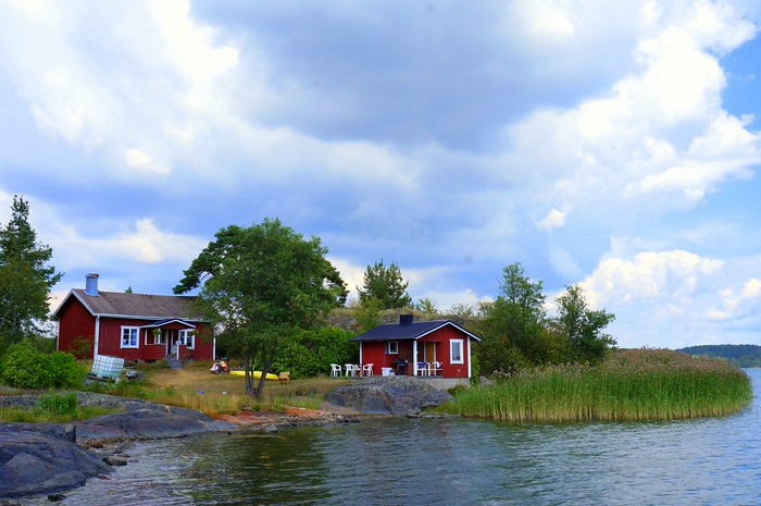 Little red cottages looking over the Baltic Sea in Kimito Island in Finland are the cutest accommodation options for sure