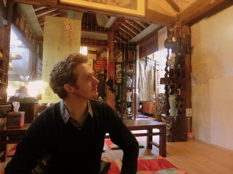 Nomadic Samuel admiring the decor and cozy atmosphere inside Shin Old Teahouse in Insadong