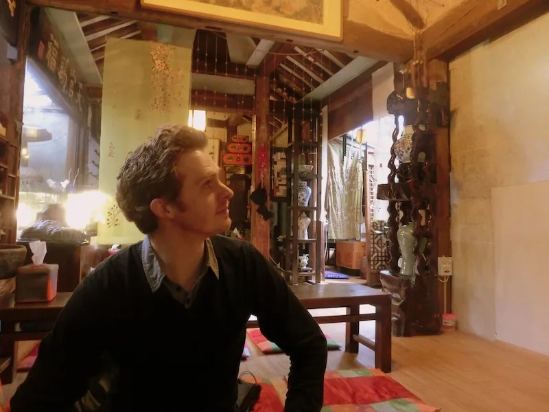 Nomadic Samuel admiring the decor and cozy atmosphere inside Shin Old Teahouse in Insadong