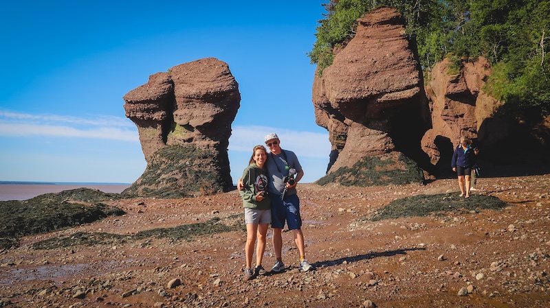 Nomadic Samuel and That Backpacker Audrey Bergner enjoying a lovely dovey moment on their New Brunswick road trip adventure in Canada 