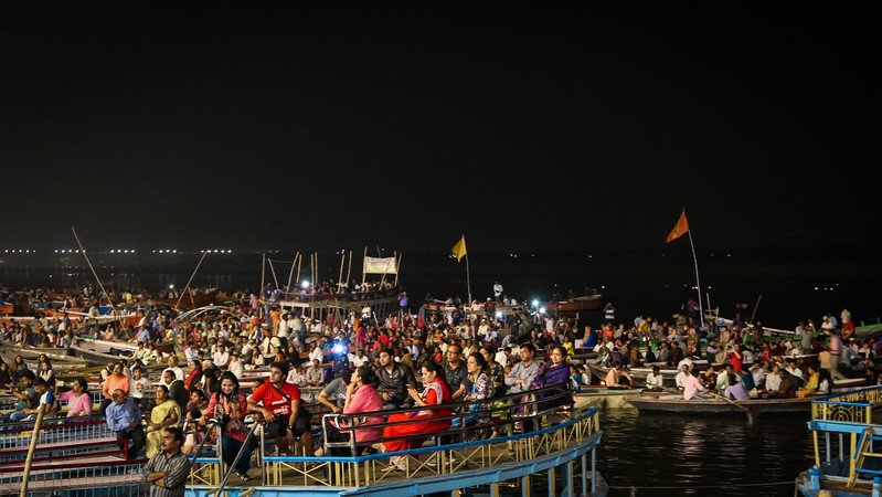 People watching the Fire Worship Ceremony on boats as an alternative viewpoint in Varanasi