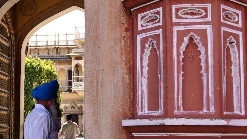 Pink walls and white details in Jaipur 