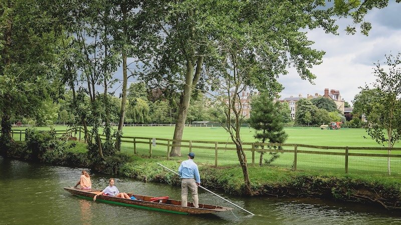 Punting in Oxford on a day trip from London, England Punting in Oxford on a day trip from London, England