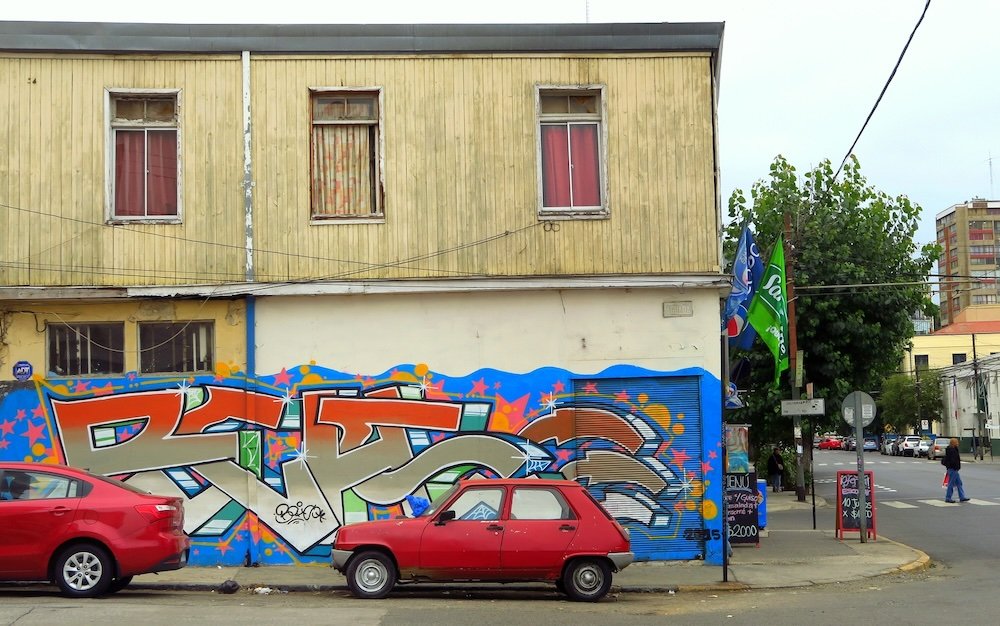 Retro car vs modern car as transportation for a day trip from Santiago, Chile 