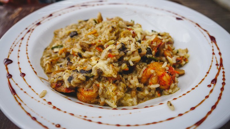 Seafood risotto served at Yoaquina restaurant in Puerto Madryn, Patagonia, Argentina, featuring shrimp, vegetables, and creamy rice. A signature coastal dish highlighting the region’s fresh seafood, perfect for travelers exploring Peninsula Valdes