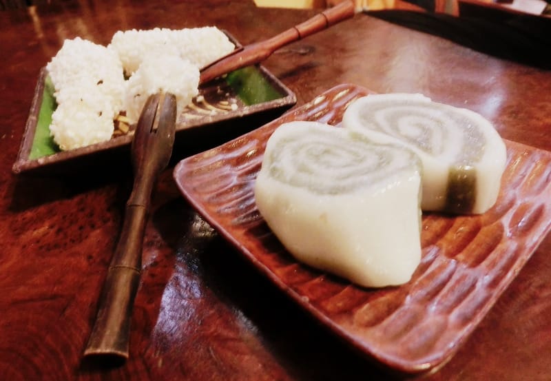 Tasty sticky rice cakes and puffed rice cakes in a teahouse in Seoul, South Korea 