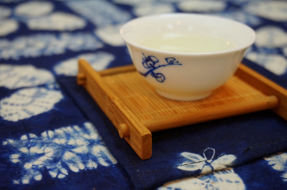 Tea ceremony and tea appreciation class in Hong Kong with a cup elegantly placed on a traditional serving mat
