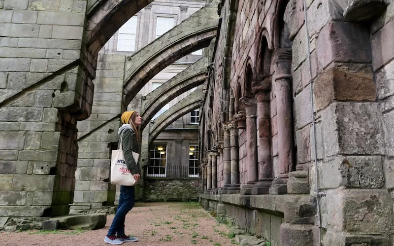 That Backpacker Audrey Bergner enjoying architectural details in Edinburgh, Scotland 
