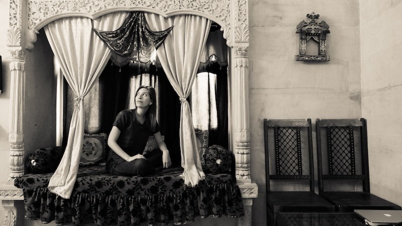 That Backpacker Audrey Bergner enjoying comfort, style and a bit of luxury with a nice haveli style hotel room in Jaisalmer, India 