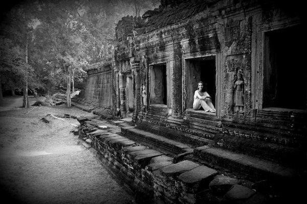That Backpacker Audrey Bergner enjoying the temples of Angkor greyscale 