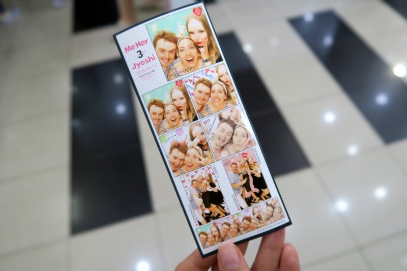 That Backpacker Audrey Bergner and Nomadic Samuel and friends taking sticker photos in South Korea