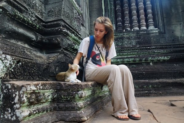 That Backpacker Audrey Bergner petting cute cats at the temples of Angkor, Cambodia 