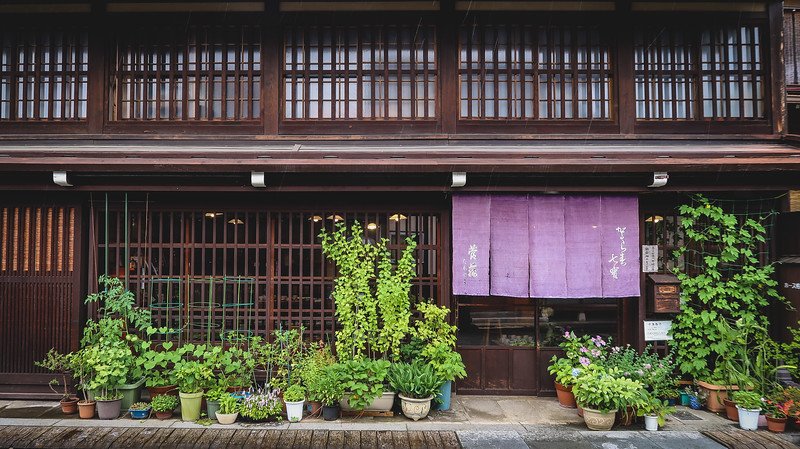 The buildings in Takayama's Sanmachi Suji date back to the Edo period and have a timeless appeal to them