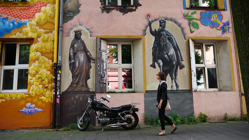 Things to do in Düsseldorf on a weekend break with That Backpacker Audrey Bergner admiring street art in Germany