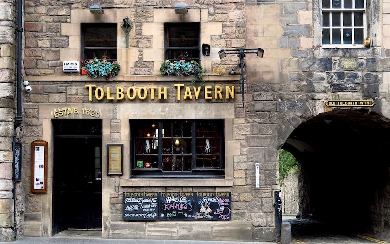 Tolbooth Tavern on the Royal Mile in Edinburgh, Scotland, historic pub established in 1820 with stone exterior and Old Tolbooth Wynd archway