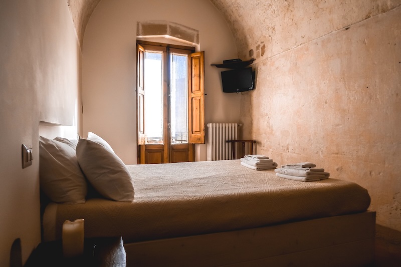 Unique cave accommodations in Matera with single bed room in Italy Unique cave accommodations in Matera with single bed room in Italy