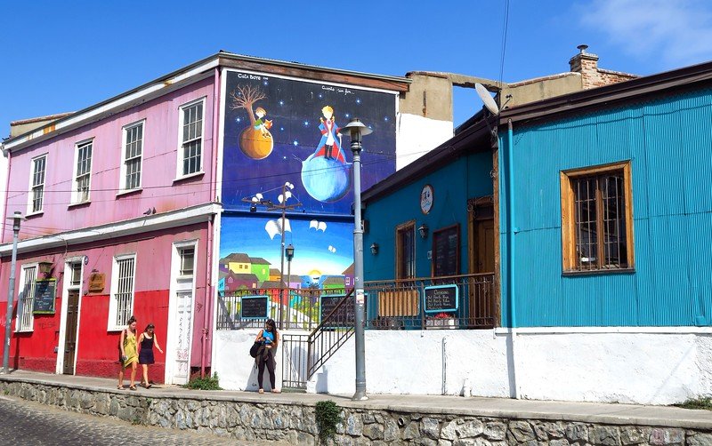 Colorful houses and vibrant street art mural of Le Petit Prince in Valparaíso, Chile, capturing the city’s bohemian charm and creative urban culture in Cerro Concepción