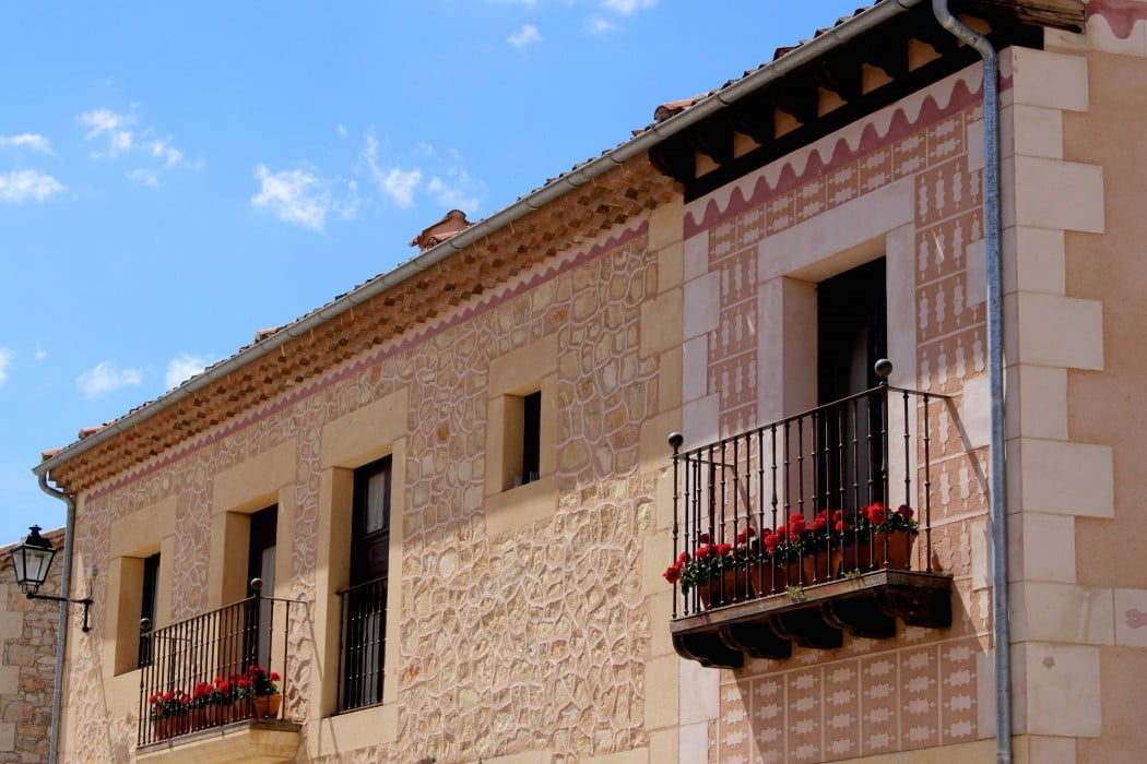 Visiting Pedraza, Spain balcony views with flowers out on display