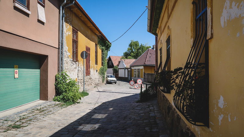 Visiting Szentendre and exploring on foot in one day with typical houses on display in back alleys Visiting Szentendre and exploring on foot in one day with typical houses on display in back alleys