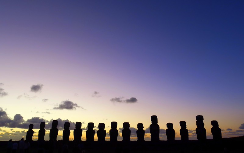 Where to watch the sunrise in Easter Island? Ahu Tongariki is the place! Here we've got incredible sunset colors and silhouette views 