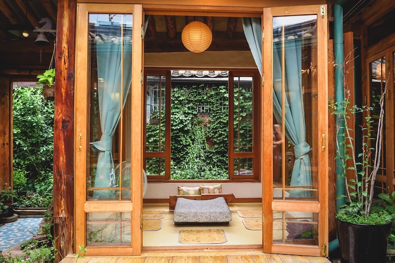 Wondering where to stay in Seoul? This Seoul neighbourhood guide covers what to do and offers accommodation suggestions in every budget.